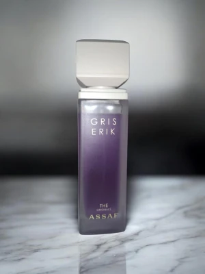 Gris Erik, Assaf - The fragrance features Rose, Oakmoss, Patchouli, Sandalwood, Cedar, Amber and Bergamot.