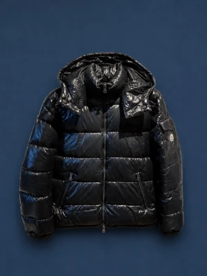 Moncler jacka  - Najs moncler jacka storlek S men passar även störe. Näst intill helt ny. Nfc funkar 