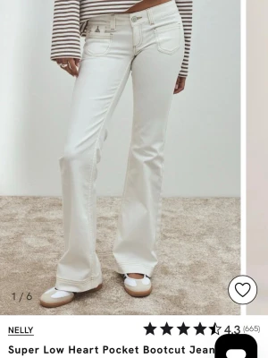 Vita bootcut jeans från Nelly - Säljer dessa vita jeansen från nelly. Använda max 3 gånger men tyvärr va de långa för mig så har tyvärr krampat på de så de har blivit slitna längst ner, se sista bilderna. Detta är ingen som syns stort när man har på sig dem! Säljer därför dem för 450kr 🙏🏼Nypris 700kr