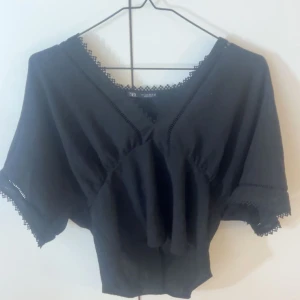 populär blus från zara  - säljer denna slutsålda blus från zara🥰