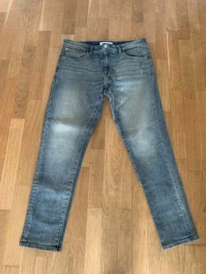Ljusblå raka jeans från Selected - Snygga ljusblå jeans från Selected storlek 33/32 