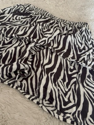 Zebra kjol - Jätte söt zebra mönstrad kjol! Den är från Kappahl i storlek 146/152 men är väldigt stretchig så den funkar också för dom som har en storlek större än 152❣️