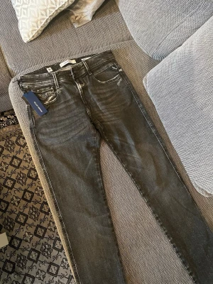 Svarta Replay herr jeans, helt nya  - Svarta replay herr jeans modell Anbass slim fit. Storlek W30-L32. Helt nya, 600kr. Finns i Mölndal och går bra att hämta. Kan också skickas men då står köparen för frakt. 