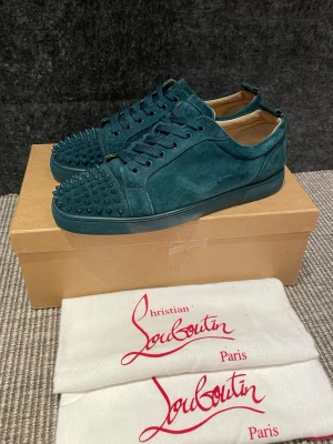 Christian Louboutin skor - Hej, säljer nu dessa svin snygga Loubs skor. Skorna är i extremt bra skick!  Begränsat antal boxar och dustbag. Hör av dig vid frågor. 43,5 passar 44+!
