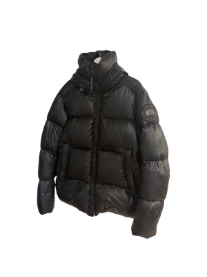 Canada Goose Jacka - Svart ”CROFTON BLACK LABEL” puffer jacka från Canada Goose.  *Äkta vara* (kvitto saknas)  Storlek L/M, passar eventuellt S oversize. PRIS KAN DISKUTERAS, tveka ej att skriva vid frågor. 