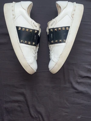 Valentino rockstud - Säljer nu dessa snygga Valentino rockstud skor. Nypriset för dessa skor är över 8000kr och denna modell säljs inte längre samt är svår att få tag i. De är använda men i bra skick. Självklart äkta. Bara skorna kommer med. 