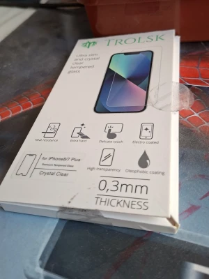 Trolsk skärmskydd i härdat glas iPhone 8/7 Plus - Crystal clear skärmskydd i härdat glas från Trolsk till iPhone 8/7 Plus. Endast 0,3 mm tjockt, med hög transparens, oleofobisk yta och extra hård yta. Skyddar mot repor och stötar, och ger en smidig touchkänsla.