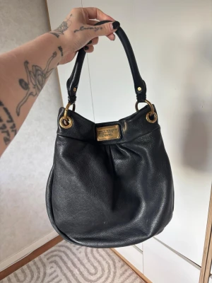 Marc Jacobs hobo  - Marc Jacobs hobo i fint skick. Men använd, se bild på skicket. Kommer med axelband. 