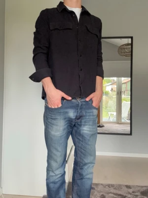 Dr. Denim overshirt - Riktigt snygg svart overshirt från Dr. Denim. Storleken är M. Tveka inte på att höra av dig vid eventuella frågor och funderingar!😊✌️