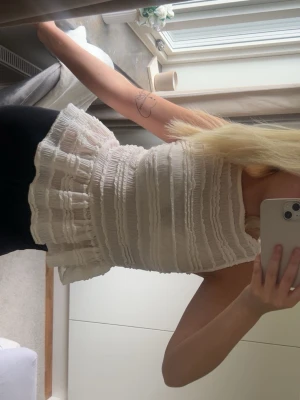 Vit volangig ärmlös topp - Säljer min fina topp från h&m 💞