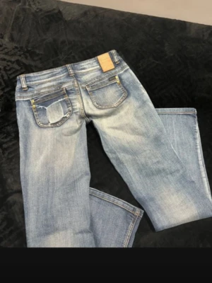 Ljusblå bootcut jeans  - Byxorna är insydda i midjan vilket man kan sprätta upp! Utsydda i benen också!!