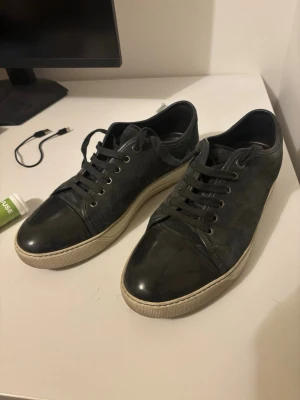 Lanvins - Hej! Säljer nu dessa stilrena och snygga skor från Lanvin!🎉Dess färg är gröngrå. Allt og ingår!!! Skick: Använda men fortfarande i rätt bra skick. Retailpris: Ca 4500kr. Köp för endast: 1500!😃 Vid frågor eller funderingar är det bara att höra av dig. Priset går att diskutera!💸 