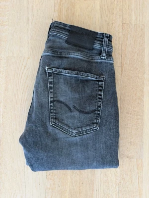 Jack & Jones - Här har vi ett par schyssta Jack&Jones jeans som köptes hos Jack&Jones! Har en liten defekt(se sista bild) vid skrevet som knappt syns. Utöver det är det väldigt fina. Bara att skriva vid funderingar och för fler bilder! Bara att skriva för bilder när den är på! Kan gå ner i pris om du följer!