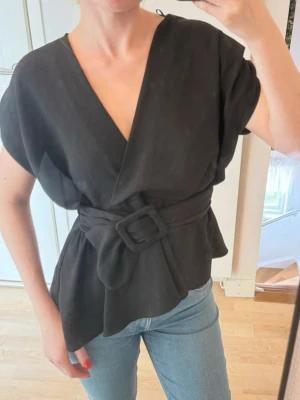 Unik topp Zara - Unik topp från Zara som ej går att få tag på längre! Otroligt fin med en snygg detalj i midjan🩷
