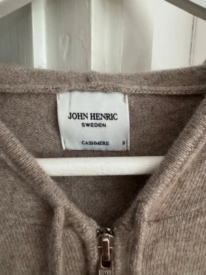 Beige cashmere hoodie från John Henric -  cashmere hoodie från John Henric. 8/10 skick. Original pris 2999 mitt pris 1799