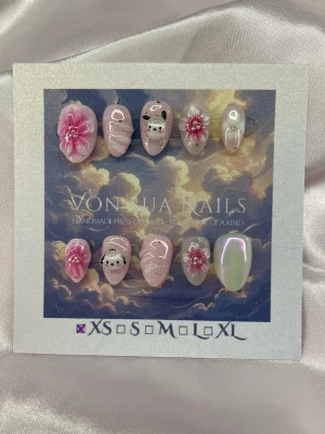 PoccaBlossom (XS);ExtraShortAlmond - Handgjorda press-on naglar i rosa och ljuslila toner med 3D-blommor, söta pandamotiv, vita linjer och pärlemoeffekt. Extr kort mandel form. Perfekt för dig som vill ha unika och kreativa naglar med detaljerade dekorationer.XS: 14 mm, 11 mm, 11,5 mm, 10 mm, 8 mm 