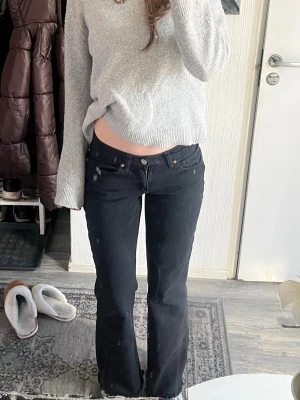 Abrand svarta jeans  - Säljer ett par svarta bootcut jeans från Abrand. Jeansen är straight och är lågmidjade. Perfekta för en trendig och avslappnad look. Klippta längst ned