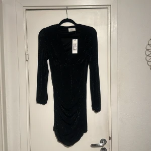 Ny Klänning från Pondus - Helt ny  klänning svart med glitter Stl 34          Neo Noir märket ! Ny pris 925:- köpt på Pondus. Är stretch och kan passa någon med S Stl. Oxå