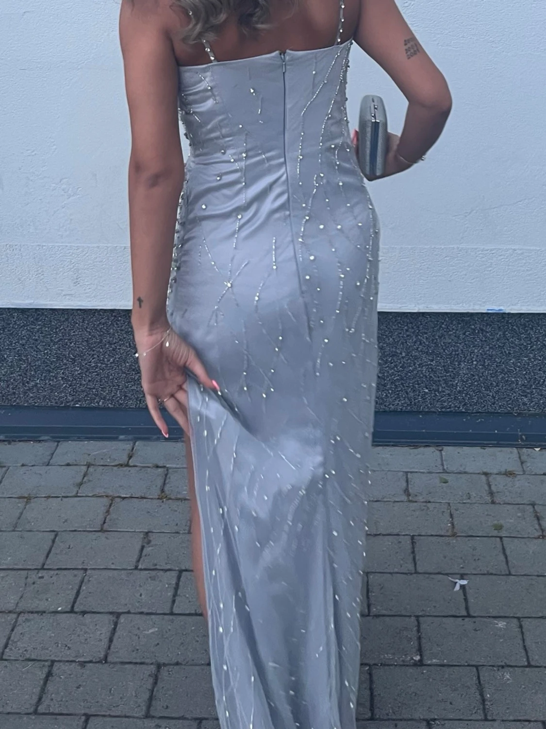 Silverglittrig långklänning med slits - 2
