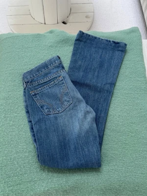 Hollister lågmidjade jeans  - Storlek XXS. Rakt över midjemått: 34cm. Innebenslängd: 77cm. 
