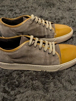 Lanvin cap-toe - storlek 43 - Säljer dessa snygga unika lanvins med grå mocka och en senapsgul cap-toe!🤩  Dom är perfekta för dig som letar efter en unik men samtidigt väldigt snygg sko!  Skorna är i storlek 43 och i mycket bra använt skick. (Se alla bilder)  Priset diskutabelt vid snabb affär.  Fråga vid minsta lilla fundering:) Skickas snabbt📦  Ps: kika in min profil för flera andra snygga artiklar😉 
