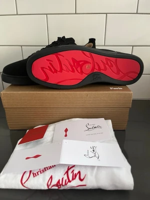  Loubs - Ett par riktigt snygga Louboutins som lyfter hela din outfit direkt. Perfekta för studenten eller bara om du vill se clean, välklädd ut eller självsäker hela dagen och faktiskt sticka ut lite på ett bra sätt. Fraktas inom 24 timmar
