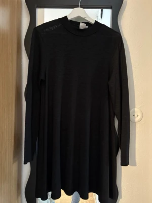 Svart långärmad klänning - Långärmad tunika/klänning - Storlek Large Super mjuk och härligt. Färg: Svart Material: Viscose, poly, elastan