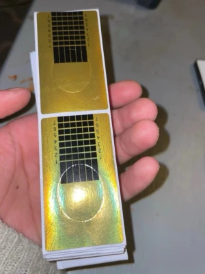 Nagelformar i guld för gelénaglar - Ett paket med självhäftande nagelformar i guld med svarta rutnät och siffror, perfekta för att bygga och forma gelé- eller akrylnaglar. Formarna är flexibla och enkla att använda för att skapa långa och snygga naglar hemma eller i salong.