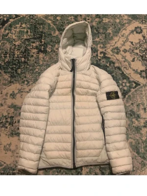 Vit pufferjacka från Stone Island - Säljer en stone Island jacka storlek M