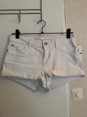 Vita jeansshorts - Jättefina vita jeansshorts, supersnyggt till sommaren❣️
