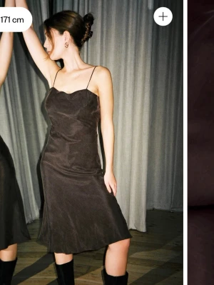 DA dream dress  - Dream dress i brun från Djerf Avenue i en midi-modell. Öppen rygg. Ord pris 1800, slutsåld på hemsidan i denna storlek.  Använd men bra skick, inga märkbara skavanker  Material 53% cupro, 47% viskos Storlek XS