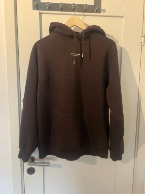 Brun hoodie från Drôle de Monsieur - En brun kill hoodie från Drôle de Monsieur, använd fåtal gånger. Passar M/L