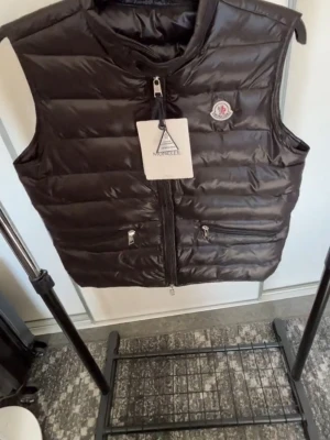 Moncler väst  - Moncler väst aldrig använd.   Storlek 1 som motsvarar S 