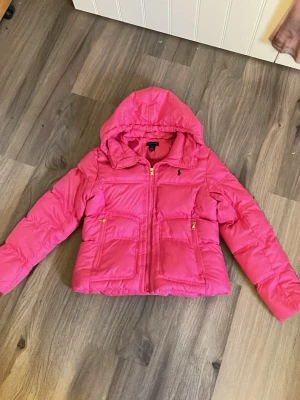 Ralph lauren puffer jacka - Snygg rosa vår dunjacka det är i barnstorlek xl/16 och det motsvarar kanske 152 eller 158 den är nästan ny 