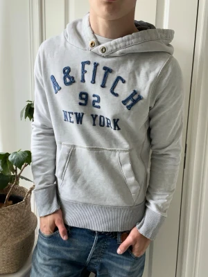 Abercrombie and fitch hoodie  - Abercrombie and fitch hoodie, ganska använd, små fläckar och hål på baksidan som ni ser, annar schysst! Modellen i bilderna är 180 cm 75 kg och bär Storlek S , Kom med frågor! 🌟 (Kan gå ned i pris vid köp av paket 😉) 