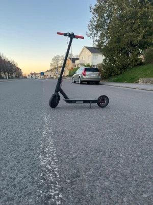 Xiaomi scooter - Säljer en svart elscooter med röda handtag och detaljer. Scootern har en stilren och modern design med smal ram och stora hjul. Perfekt för att ta sig fram snabbt i stan. Tillverkad i metall och plast.  Skickas ej, hämtas ändadt i Falköping