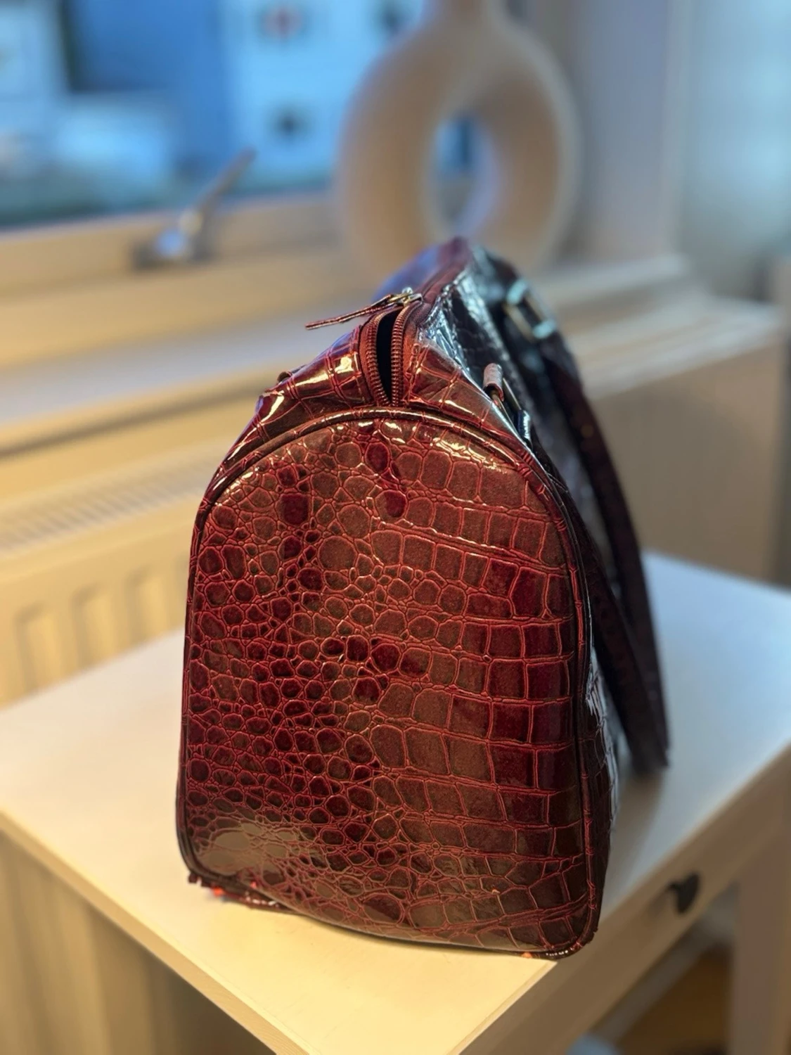 Vinröd handväska i krokopräglat skinn - 1