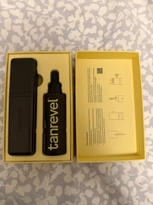 Tanrevel PRO - Säljer en Tanrevel spraytan-apparat i  med tillhörande vätska och USB-laddare. Kommer i originalförpackning med instruktioner. Perfekt för enkel och smidig brun-utan-sol applicering hemma. Är använd ett fåtal gånger men är ordentligt rengjord
