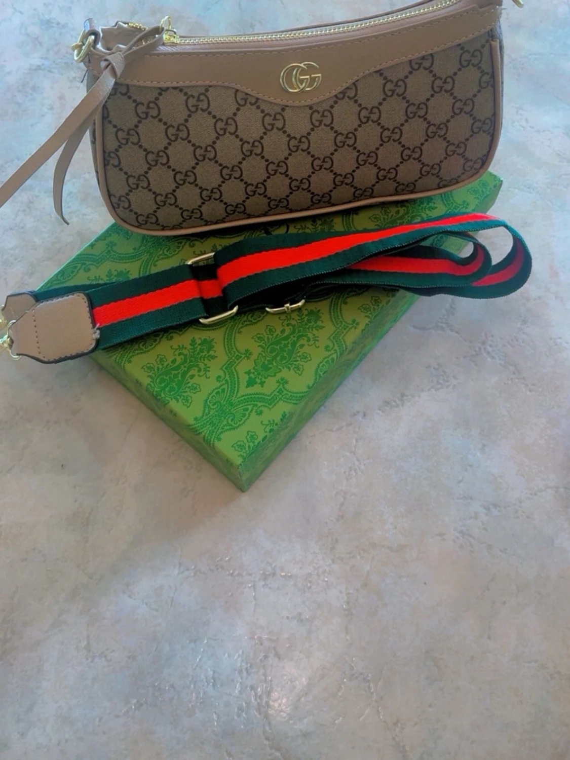 Gucci beige monogram axelremsväska - 3