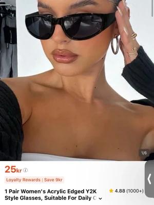 Svarta Y2K solglasögon i akryl - Snygga svarta solglasögon i Y2K-stil med smal, kantig båge och mörka glas. Glasögonen har en futuristisk vibe och passar perfekt till trendiga outfits. Tillverkade i akryl för en lätt och bekväm känsla.