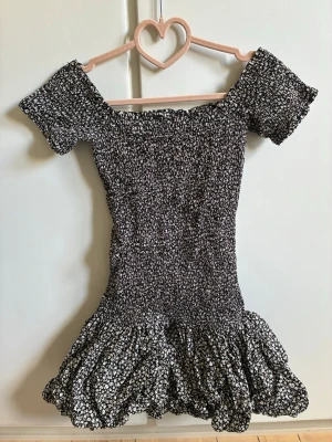 Off shoulder klänning - Super fin svart vit off shoulder klänning från H&M, aldrig använd och därmed inga defekter. Jättefin inför sommaren!💗