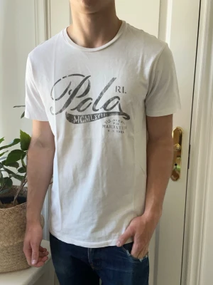 Ralph lauren t shirt   - Ralph lauren t shirt, lite stor på modellen. Inga defekter förutom ett pytte hål och pytte fläck! Modellen i bilderna är 180 cm 75 kg och bär Storlek L , Kom med frågor! 🌟 (Kan gå ned i pris vid köp av paket 😉) 