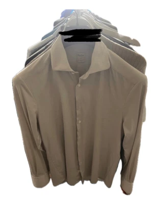 Beige casual skjorta Stenströms storlek S - Stilren beige skjorta från Stenströms med klassisk krage och knäppning framtill. Skjortan har lång ärm och är tillverkad i ett mjukt material som känns skönt mot huden. Perfekt för en clean och enkel look.