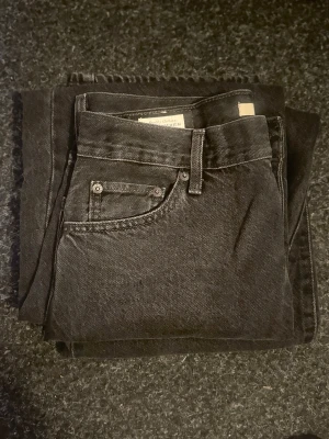 Svarta Baggy Dad jeans från levis  - Använd fåtal gånger så det är i bra skick. Nypris 1299kr. Low waist och loose fit. Du betalar frakten.                                                                      Det är bara att höra av sig om du har funderingar🤗