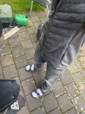 Grå cardigan från Everest - Snygg grå cardigan  från Everest med huva och quiltad design. Den har dragkedja framtill och är tillverkad i ett lätt och värmande material, perfekt för kalla dagar. Enkel och stilren look som passar till det mesta.passar 165-180 9/10 skick hör av er vid frågor eller funderingar!