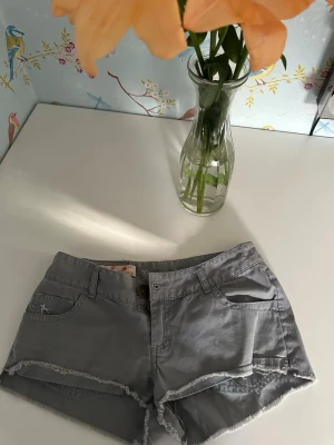 Gråa shorts - Snygga grå shorts. Storlek S. Perfekta för varma dagar och enkel att matcha med allt. Får ingen användning av.