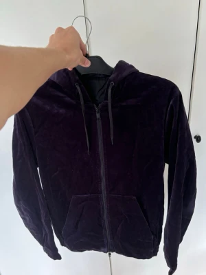 Glänsande unik lila j.lindeberg sammet hoddie i M - Helt otrolig glänsande lila sammet hoddie i storlek M av högsta kvalite från J.lindeberg. Väldigt eftertraktad unik och sällsynt plagg perfekt som jacka nu i sommar. Inga hål eller fläckar i utmärkt skick och passar till allt perfekt för den stilmedvetna som vill sticka ut! Bara att borsta den lite från ludd så är den som ny igen👌🏼