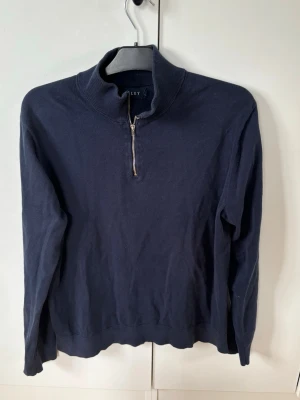 Marinblå Riley half zip XL - Jättefin elegant eftertraktad marinblå Riley half zip i XL. Grymt skick! Jättefin på och grym passform perfekt nu till sommaren!