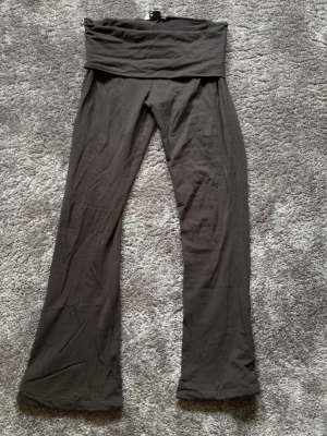 Yogapants - Säljer ett par svarta Yogapants. Går att ha både högmidjade och lågmidjade🎀