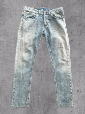 Ljusblå raka jeans från DonDup - Ljusblå DonDup jeans med snygg tvätt. Jeansen är lite uppsydda så lite kortare än original längd. Storleken är w32 priset går att diskuteras hör av dig vid frågor!